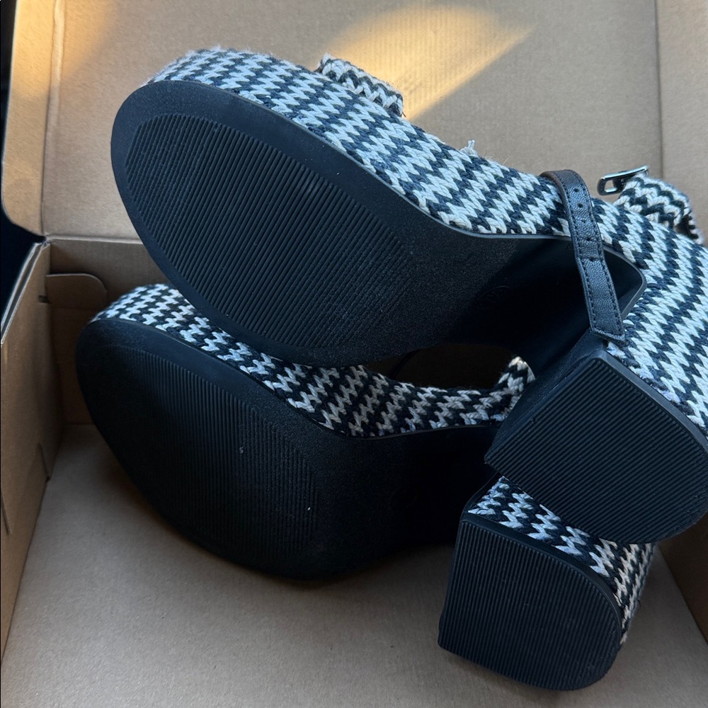 Universal Thread Black And White Platform Sandals - image 2